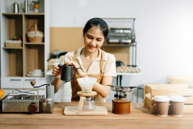 Profesyonel Asyalı kahve ustası taze espresso yapıyor. Evde ya da kafede yüksek kalite fasulyelerle rahat ve modaya uygun bir kafe deneyimi yaşayın.