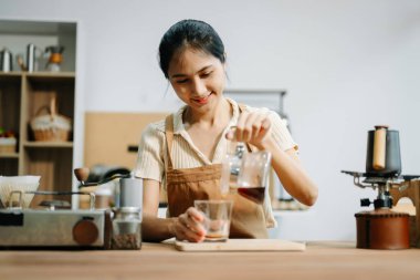 Kafede çalışırken kahve yapan Asyalı profesyonel bir barista.