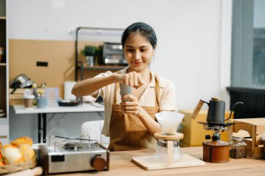 Profesyonel Asyalı kahve ustası taze espresso yapıyor. Evde ya da kafede yüksek kalite fasulyelerle rahat ve modaya uygun bir kafe deneyimi yaşayın.