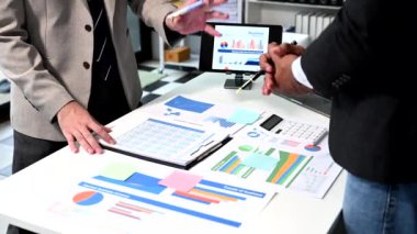 İş Adamları Strateji Planlama Analiz Ofisi Konsepti. Meslektaşlar not yazıyorlar ve dijital tablet ve dizüstü bilgisayar kullanıyorlar 