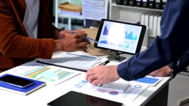 İş Adamları Strateji Planlama Analiz Ofisi Konsepti. meslektaşlar not yazarken ve dijital tablet kullanırken 