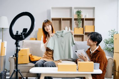 Küçük işletmeler kurmak KOBİ sahipleri, çevrimiçi siparişleri kontrol etmek, ürünleri satmak, kutularla çalışmak ve akıllı telefon, dijital tablet ve yüzük lambası kullanmak, ev işlerinde serbest çalışmak 