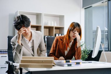 Öfkeli iki Asyalı iş adamı modern ofiste bir hata yaptıktan sonra şiddetle tartışıyor.