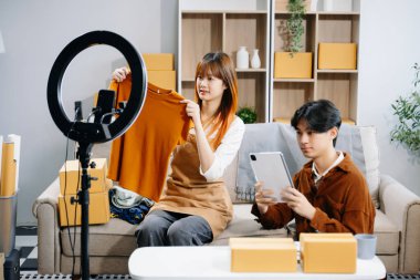 Küçük işletmeler kurmak KOBİ sahipleri, çevrimiçi siparişleri kontrol etmek, ürünleri satmak, kutularla çalışmak ve akıllı telefon, dijital tablet ve yüzük lambası kullanmak, ev işlerinde serbest çalışmak 