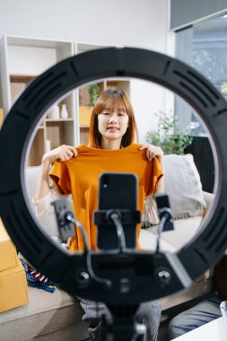 Küçük işletmeler kurmak KME sahibi, çevrimiçi siparişleri kontrol etmek ve ürünleri satmak ve akıllı telefon ve halka lambası kullanmak, evde serbest çalışmak