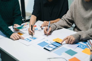 UX grafik tasarımcıları web akıllı telefonu için prototip kablo geliştirmeyi planlıyorlar. Yaratıcı dijital geliştirme ajansı