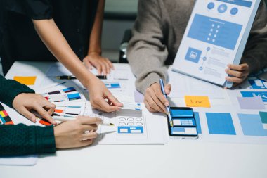 UX grafik tasarımcıları web akıllı telefonu için prototip kablo geliştirmeyi planlıyorlar. Yaratıcı dijital geliştirme ajansı