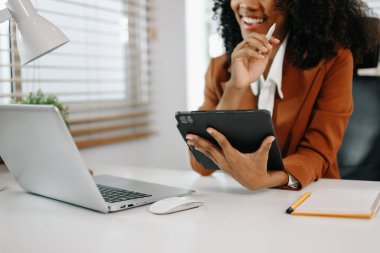 Modern ofiste çalışan güzel Afrikalı Amerikalı iş kadını. 