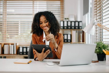 Başarılı İş Kadını Tablet ve Bilgisayarda Finansal Analiz Modern Ofis Masa Vergisi, Rapor, Muhasebe, İstatistikler ve Analitik Araştırma Konsepti