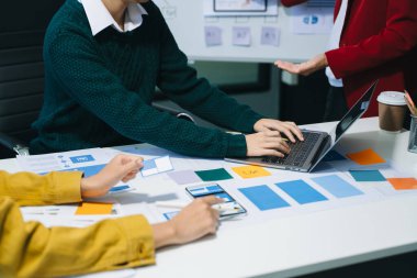 UX grafik tasarımcıları web akıllı telefonu için prototip kablo geliştirmeyi ve dizüstü bilgisayar kullanmayı planlıyorlar. Yaratıcı dijital geliştirme ajansı