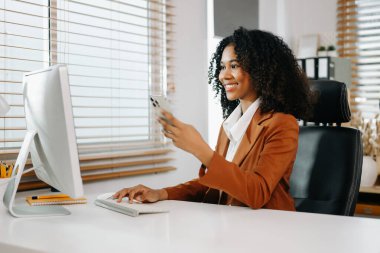 Modern ofis vergisi, rapor, muhasebe, istatistik ve analitik araştırma konseptinde akıllı telefon ve bilgisayarda başarılı iş kadını analizi.