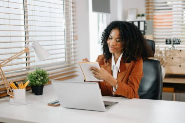 Günümüz ofis vergisi, raporu, muhasebe, istatistik ve analitik araştırma kavramının dizüstü bilgisayarında başarılı iş kadını çözümleme finansmanı