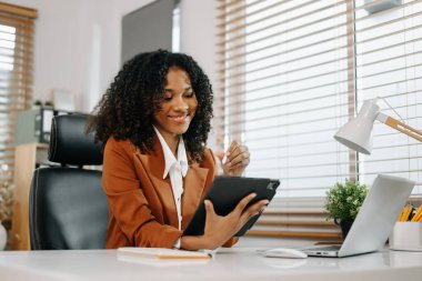 Başarılı İş Kadını Tablet ve Bilgisayarda Finansal Analiz Modern Ofis Masa Vergisi, Rapor, Muhasebe, İstatistikler ve Analitik Araştırma Konsepti