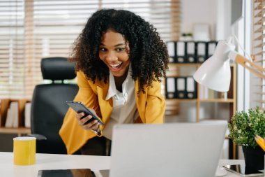 Modern ofiste çalışan güzel Afrikalı Amerikalı iş kadını. 