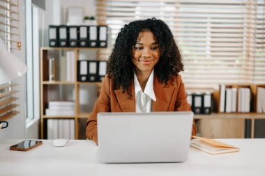 Günümüz ofis vergisi, raporu, muhasebe, istatistik ve analitik araştırma kavramının dizüstü bilgisayarında başarılı iş kadını çözümleme finansmanı