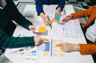 UI geliştiricisinin projelerinde beyin fırtınası yapmasına yakından bakın. Yaratıcı dijital geliştirme ajansı.