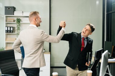 Modern ofiste birlikte çalışan iş adamlarının portresi. Çift çalışması başlangıç konsepti.