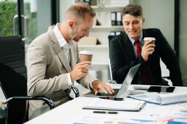 Modern ofiste birlikte çalışan iş adamlarının portresi. Çift çalışması başlangıç konsepti.