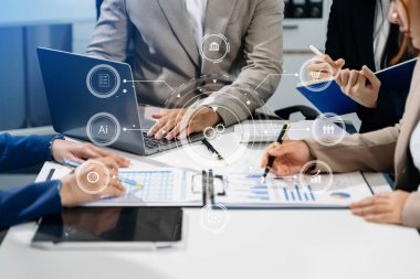 Takım toplantısı, bilgisayar ve tablet bilgisayar kullanan iş adamları ofiste dijital pazarlama ortamı, sanal ikon ağ diyagramı