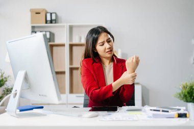 Ofis masasında uzun bir günün ardından çok çalışan Asyalı genç iş kadını ofis çalışanı. ofis sendromu kavramı 