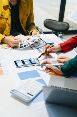  UX geliştiricileri ve ui tasarımcıları modern ofiste müşteri breif ve renk kodu ile mobil uygulama arayüzü kablo tasarımı hakkında beyin fırtınası yapıyorlar.