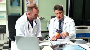 Hastanede çalışan çeşitli sağlık uzmanları.