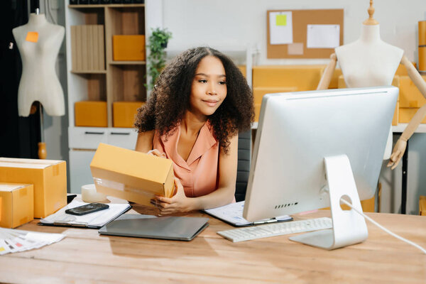 Стартап малого бизнеса МСП, предприниматель владелец женщина с помощью компьютера получать и проверять онлайн покупки заказ на подготовку упаковки продукции коробки