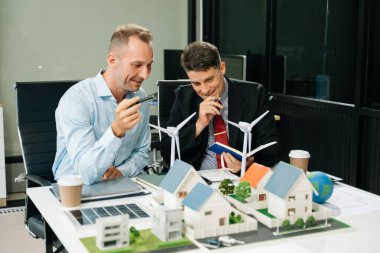 Geri dönüşüm planlayan ve tartışan iş adamları ofis toplantı odasında yeniden kullanım politikası sembolünü azalttı. Yeşil iş şirketi ve Güneş Enerjisi Çevre Kenti Kavramı.