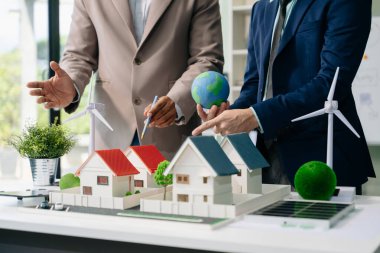 İş adamları teknoloji üzerinde el yapımı planlıyorlar. Ağ sıfır ve karbon nötr konsept. NET Sıfır simgeleri ve sembolleri eko dünyasını kurtarır ve kirliliği azaltır. yeşil enerji