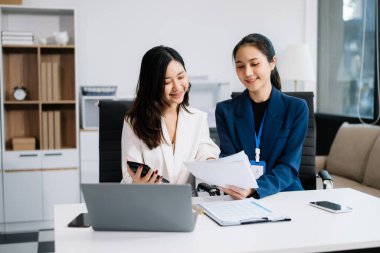 Genç iş adamları yeni bir proje üzerinde çalışıyor. Toplantının proje yöneticileri dizüstü bilgisayar kullanıyor 