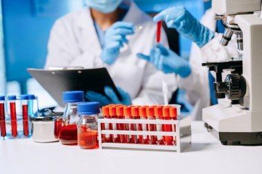 Laboratuvarda çalışan iki kadın bilim adamı. Tarım, araştırma konsepti ve test örnekleriyle bilim adamları.