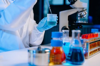 ... deney tüpleri ve mikroskopla ileri teknoloji araştırmaları yapan kadın bilim adamı. Bilim ve teknoloji projeleri için görüntü.