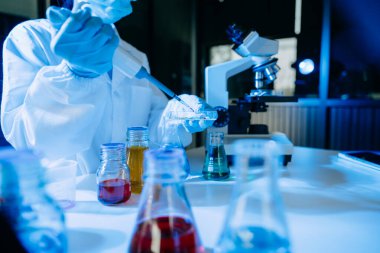 ... deney tüpleri ve mikroskopla ileri teknoloji araştırmaları yapan kadın bilim adamı. Bilim ve teknoloji projeleri için görüntü.