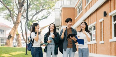 Üniversite öğrencileri sabahları kampüs parkında dijital tabletle çalışıyorlar. 