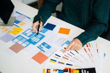 UX grafik tasarımcıları dijital tablet kullanarak web akıllı telefonu için prototip kablo geliştirmeyi planlıyorlar. Yaratıcı dijital geliştirme ajansı