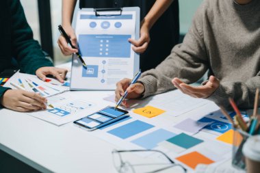 UX grafik tasarımcıları web akıllı telefonu için prototip kablo geliştirmeyi planlıyorlar. Yaratıcı dijital geliştirme ajansı