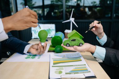 Çevre teknolojisi ve iş dünyası için çalışan iş ekibi sıfır ve karbon nötr konsept. NET Sıfır simgeleri ve sembolleri eko dünyasını kurtarır ve kirliliği azaltır. 