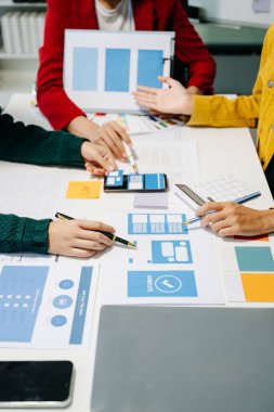 UI müteahhitlerinin ofiste akıllı telefonlarıyla projelerine beyin fırtınası yapmalarını yakından izliyoruz. Yaratıcı dijital geliştirme ajansı