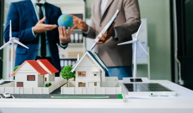 Geri dönüşüm planı ve tartışması ofis toplantı odasında yeniden kullanım politikası sembolünü azalttı