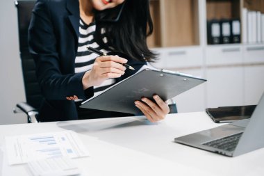 iş kadını Office belgeleriyle çalışma 