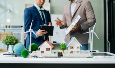 Geri dönüşüm planlama ve tartışması ofis toplantı odasında dijital tablet kullanılarak yeniden kullanım politikası sembolünü azaltır 