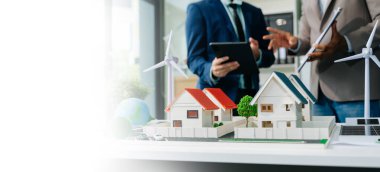 Geri dönüşüm planlama ve tartışması ofis toplantı odasında dijital tablet kullanılarak yeniden kullanım politikası sembolünü azaltır 