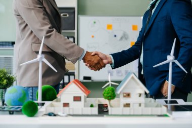 Çevre teknolojisi ve iş dünyası için çalışan iş ekibi sıfır ve karbon nötr konsept. İş adamları el sıkışıyor. NET Sıfır simgeleri ve sembolleri eko dünyasını kurtarır ve kirliliği azaltır. 