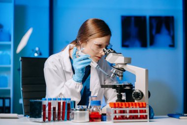 Laboratuvarda çalışan kadın bilim adamı. Tarım, araştırma konsepti ve test örnekleriyle bilim adamları.