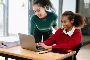 İşte dizüstü bilgisayar kullanan Afrikalı Amerikalı iş kadınları 