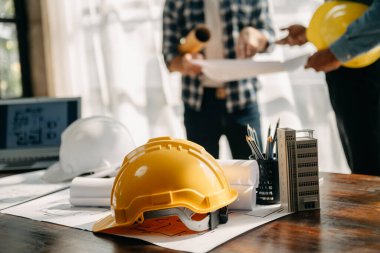 Nesneli kağıt ve bilgisayarlı mühendislik masası bulanık mühendis takım çalışması ile ofis projeleri hakkında danışmanlık yapıyor.