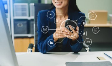 Ofiste çalışan iş kadınları, ofisteki akıllı telefon bilgisayarlarını kullanıyorlar.