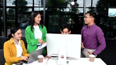 Ofisteki iş arkadaşları konferans odasında bir görüşme yapıyorlar. Yeni başlangıç projesi için bilgisayarlar üzerinde çalışan bir grup iş ekibi