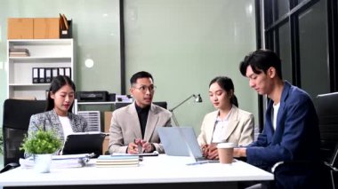 Ofisteki iş arkadaşları konferans odasında bir görüşme yapıyorlar. Yeni başlangıç projesi için bilgisayarlar üzerinde çalışan bir grup iş ekibi