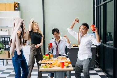 İş arkadaşlarıyla yapılan ofis partisi, kutlama, yiyecek ve içeceklerin keyfini çıkarmak. Fosting takım ruhu